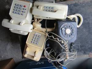 lot 195 image: qty 4 phones