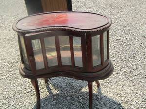 lot 214 image: curio cabinet back is missing glass