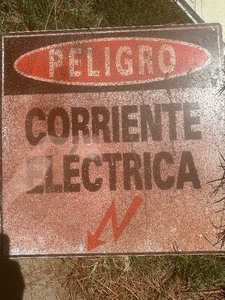lot 5 image: PELIGRO  CORRIENTE ELECTRICA  ( CAUTION  ) METAL  24 X 24