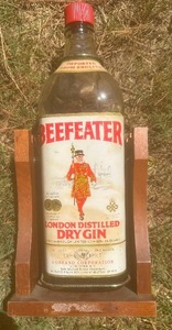lot 8 image: BEEFEATER GIN BOTTLE IN WOODEN CRADLE