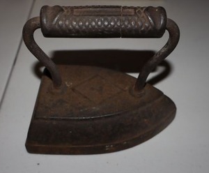 lot 8 image: Vintage cast iron Sad iron #7