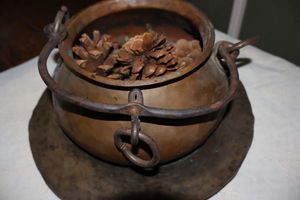 lot 32 image: Vintage cooper pot with cast iron handle and hammered plate (appears to be copper anyway)