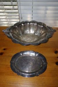 lot 36 image: Silver plated tray and footed bowl