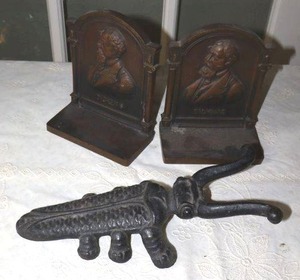 lot 38 image: Cast iron Dickens Bookends and vintage beetle boot jack door stop