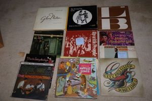 lot 40 image: Vintage record albums, see photos