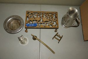 lot 21 image: Brass and pewter items, see photos