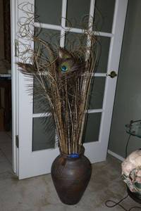 lot 42 image: Home dcor floor vase with peacock feathers