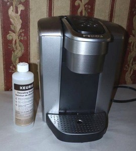 lot 43 image: Keurig coffee maker with descaling solution (made hot water when last used, been in storage)