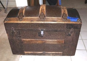 lot 52 image: Vintage trunk chest with leather handles, see photos