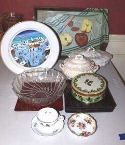 lot 55 image: Home dcor Villeroy & Boch Christmas plate, 11 red glass square plates, soup tureens, wooden serving tray and more