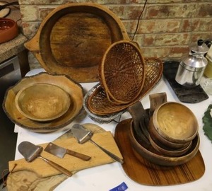 lot 160 image: Wooden bowls and serving trays, cheese boards with cheese slicers, and bread baskets