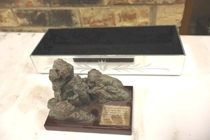 lot 164 image: Home dcor mirrored display box and plaque with Daniel and the Lions Den cast figures