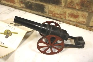 lot 165 image: Antique cast iron model Canon with pamphlet