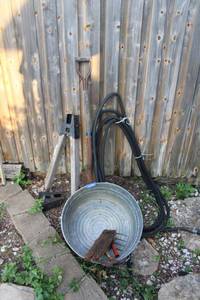 lot 273 image: Garden galvanized tub, hose, shovel