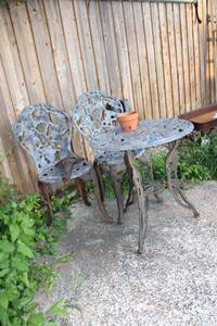 lot 265 image: Cast iron Bistro set (one leg needs attention - needs 3 bolts and nuts)