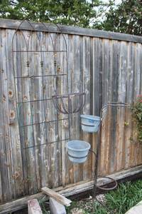 lot 264 image: Garden trellis and plant stand