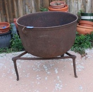 lot 260 image: Heavy outdoor cauldron