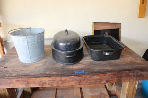 lot 337 image: Vintage metal roasting pans and galvanized bucket