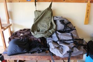 lot 315 image: Duffle bags US military green bag, large Axius bag, garment bag and travel pillow