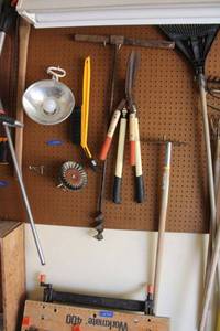 lot 312 image: Manual hedge trimmers, work light, manual fence post hole auger, and car ice scraper