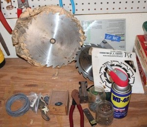 lot 325 image: Circular saw blades, WD 40 and more