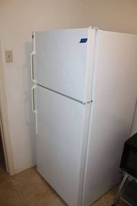 lot 199 image: Hotpoint refrigeratorfreezer model HTH17CBTZRWW
