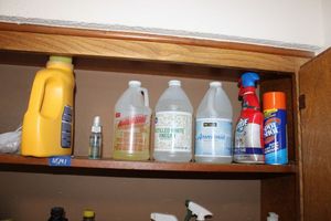 lot 191 image: Household cleaners ammonia vinegar and carpet cleaners