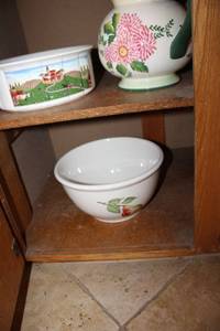lot 151 image: Ceramic serving bowls and pitcher Villeroy & Boch, Garden Room, and Cordon Bleu