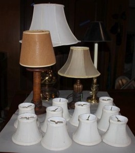 lot 102 image: Table lamps and set of small lamp shades, see photos