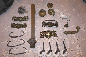 lot 211 image: Vintage drawer and cabinet pulls, ceramic furniture wheels, brass lever and door hanger