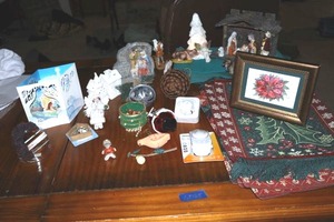 lot 125 image: Christmas placemats, manger scene and decorations