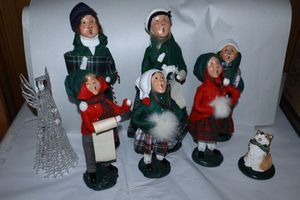 lot 281 image: Vintage 1980s BYERS CHOICE carolers and glass blown clear angel
