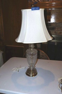 lot 113 image: Clear cut glass table lamp