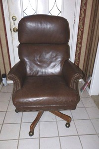 lot 280 image: Executive leather office chair by Bradington Young