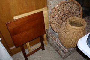 lot 122 image: TV trays, large wicker tray and basket