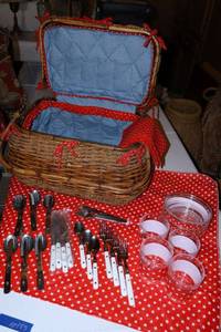lot 157 image: Wicker picnic basket and contents