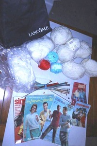 lot 92 image: Crochet lot vintage magazines, knitting needles and yarn