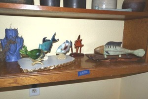lot 210 image: Fish figurines and marble slab with gold leaf trim