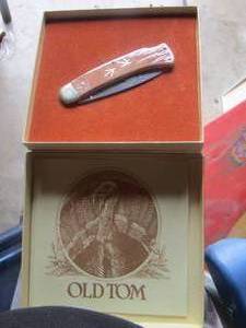 lot 719 image: Old Tom knife with chicken feet prints 1984