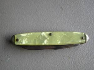 lot 839 image: off white pocket knife , size 2 12 blade - 6 long