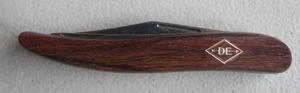 lot 739 image: DE brown pocket knife, size