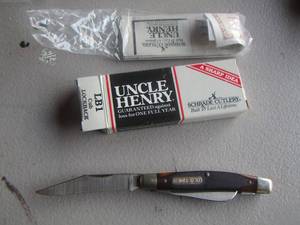 lot 717 image: Uncle Henry Schrade cutlery knife in box-  old timer size -
