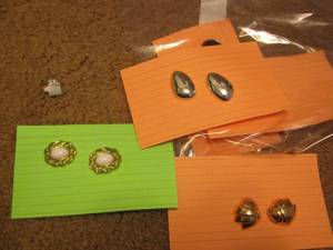 lot 939 image: various pairs of earrings