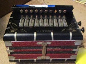 lot 427 image: VINTAGE RIGOLETTO BUTTON ACCORDIAN