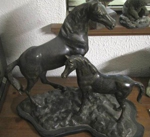 lot 9 image: horse statue no name very heavy sturdy 17179