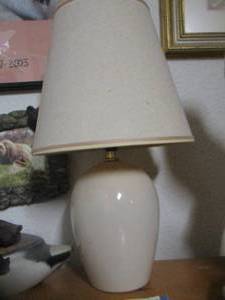 lot 165 image: small table lamp with shade