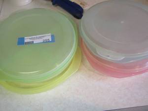 lot 255 image: multi color Tupperware plates with lids