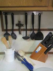 lot 256 image: kitchen utensils and a knife set with block