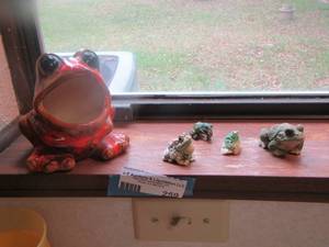 lot 259 image: ceramic frogs and a frog planter