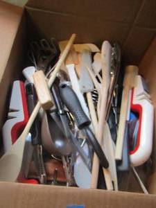 lot 264 image: mixed kitchen lot of utensils